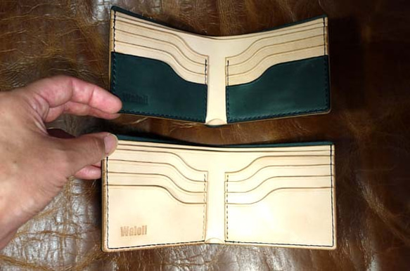 折り財布（札入れ2ヵ所・左右カード入れ）ヌメ革やサドルレザーを使用しています。 3枚目の画像