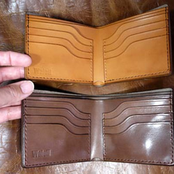 折り財布（札入れ2ヵ所・左右カード入れ）ヌメ革やサドルレザーを使用しています。 4枚目の画像