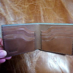 折り財布（札入れ2ヵ所・左右カード入れ）ヌメ革やサドルレザーを使用しています。 10枚目の画像