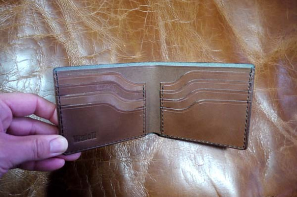 折り財布（札入れ2ヵ所・左右カード入れ）ヌメ革やサドルレザーを使用しています。 10枚目の画像