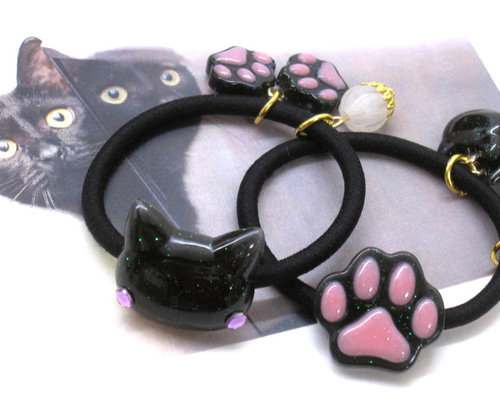 黒猫さんのヘアゴム ピンクの肉球 レジンのヘアゴム 2個セット