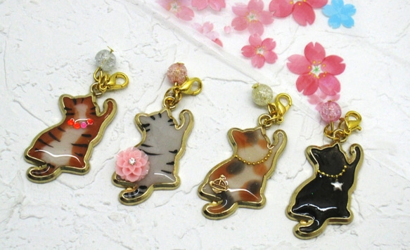 花火　金魚　うちわチャーム　蓄光　じゃれ猫　レジン猫チャーム　ネイビー　茶トラ猫 花火 金魚 うちわチャーム 蓄光 じゃれ猫 レジン猫チャーム