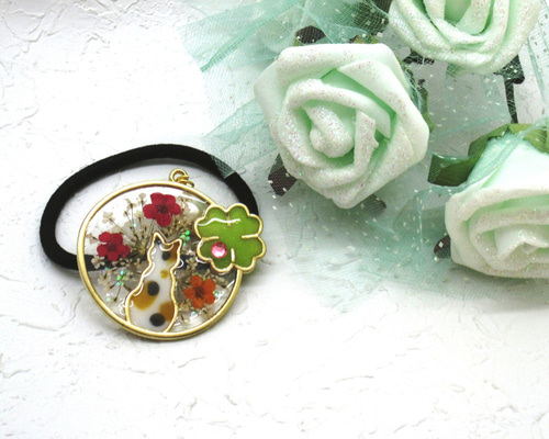 仲良しにゃんこのヘアゴム ハンドメイド レジン くすみブルー 猫 ドライフラワー 再販】窓からの花を眺める三毛猫さん レジンのヘアゴム ドライフラワー