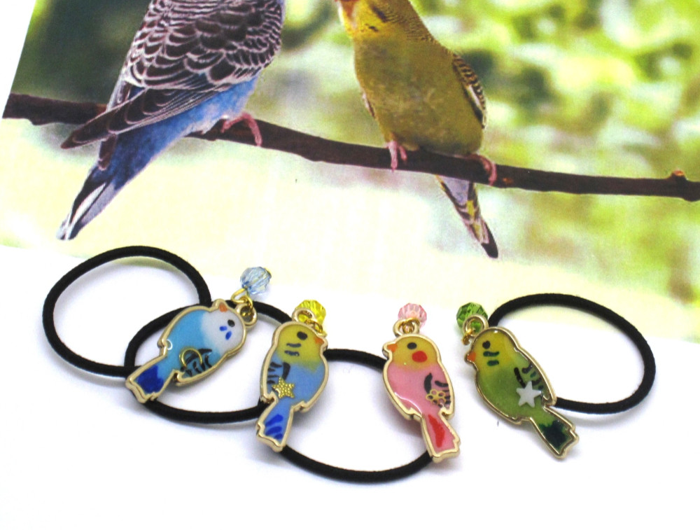 お花の中のインコちゃんラウンドレジンヘアゴム