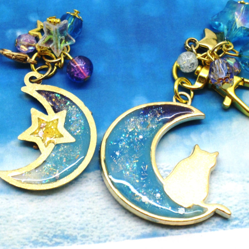 月と遊ぶ猫 レジン海塗りのチャーム ミニキーホルダー 2点セット