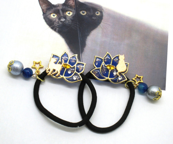 蓮と猫のヘアゴム 群青のロータス レジンのヘアゴム 青（2個セット） 1枚目の画像