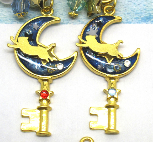 月と猫 宇宙塗りレジン 月の鍵のチャーム ミニキーホルダー ２点セット☆ 2枚目の画像
