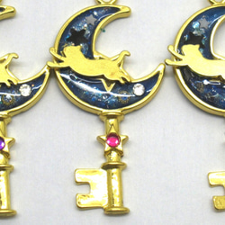 月と猫 宇宙塗りレジン 月の鍵のチャーム ミニキーホルダー ２点セット☆ 3枚目の画像