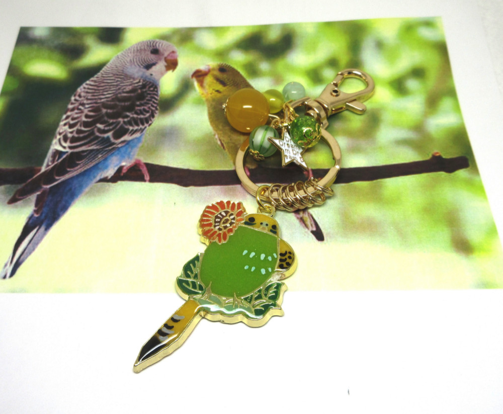 セキセイインコ（黄色×黄緑 ノーマル） 赤いお花と一緒に レジン