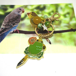 セキセイインコ（黄色×黄緑 ノーマル） 赤いお花と一緒に レジン