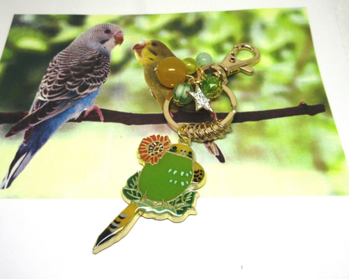 セキセイインコ（黄色×黄緑 ノーマル） 赤いお花と一緒に レジン