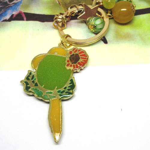 セキセイインコ（黄色×黄緑 ノーマル） 赤いお花と一緒に レジン