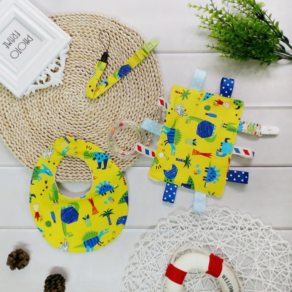 恐龍彌月組 手作圍兜.口水巾.吐奶巾.彌月禮.奶嘴鍊.安撫巾 第1張的照片