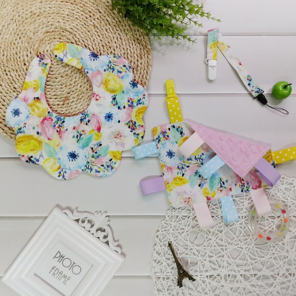 渲染花彌月組 手作圍兜.口水巾.吐奶巾.彌月禮.奶嘴鍊.安撫巾 第1張的照片