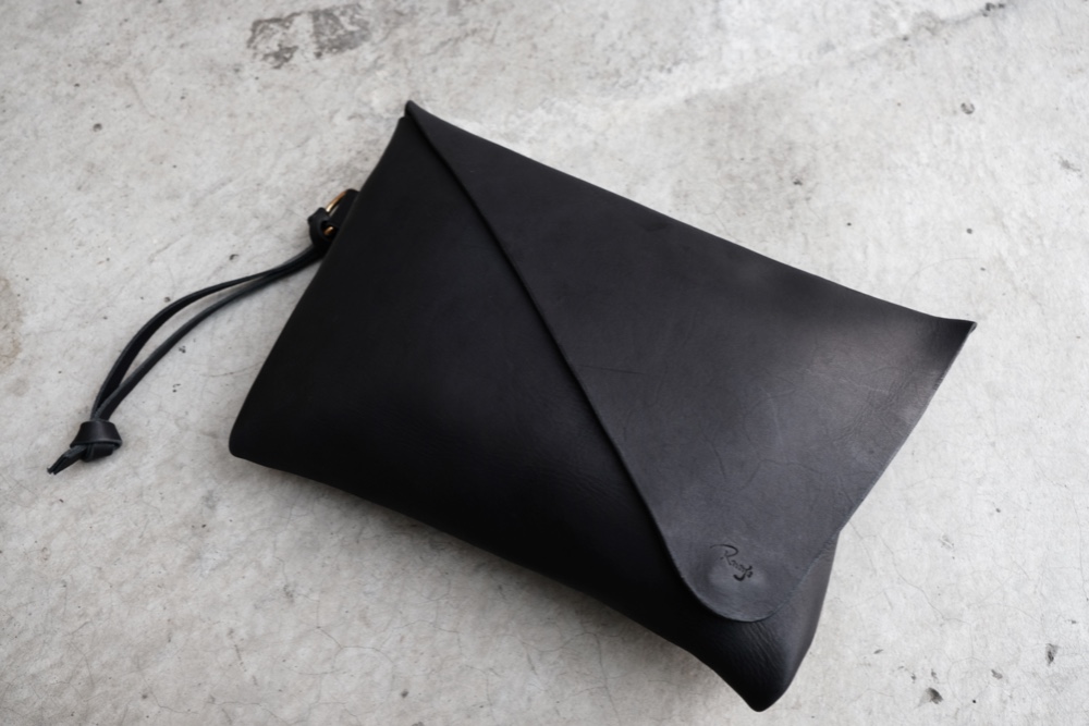 人気！TOTEME ブラック Bevel レザー リスレット クラッチバッグ Bevel leather wristlet black – TOTEME