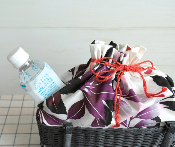 浴衣かごバッグ　黒×紫花柄（四角） 2枚目の画像