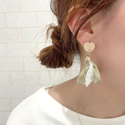 1248 シフォン タッセル ハンドメイド ピアス イヤリング 大ぶり 大ぶり フラワー × シフォンタッセル ピアス | Jasmine デイリー