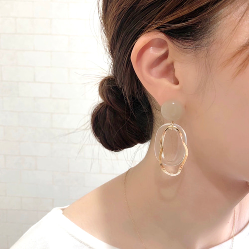 2colorシアーカボションとゴールドプレートの大ぶりピアス 