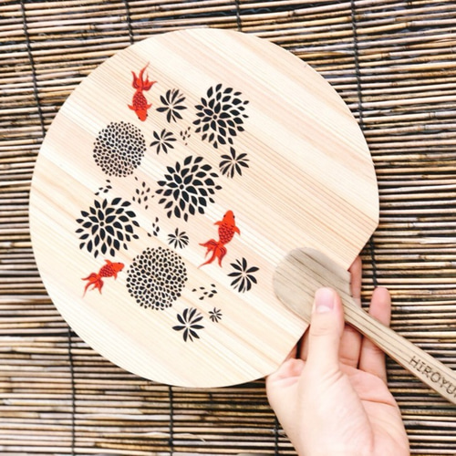 レーザー名入れ [オリジナル木のうちわ] 涼しげな鉢の中（金魚