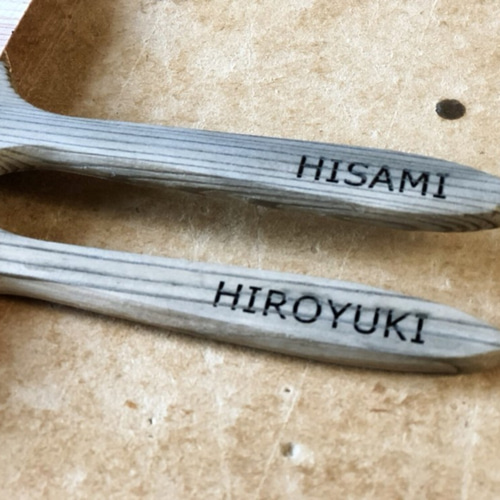 レーザー名入れ [オリジナル木のうちわ] 涼しげな鉢の中（金魚