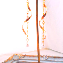 螺旋ゴールドと揺れるコットンパールのピアス/イヤリング 3枚目の画像