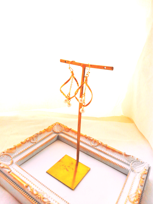ゴールド色変型リーフと2粒のコットンパールのピアス/イヤリング 4枚目の画像