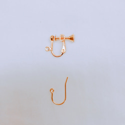 ゴールド色変型リーフと2粒のコットンパールのピアス/イヤリング 5枚目の画像