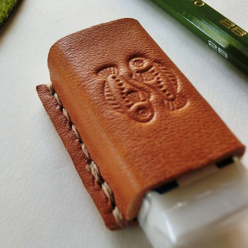 魚】t ～ 革の消しゴムカバー( 消しゴム付き) ☆ 革 革小物