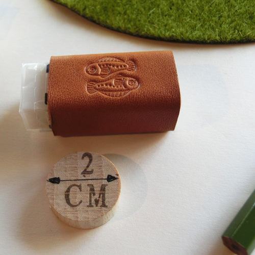 魚】t ～ 革の消しゴムカバー( 消しゴム付き) ☆ 革 革小物 レザー