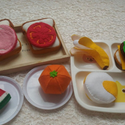 ハンバーガーと食パン2枚・果物セット 1枚目の画像