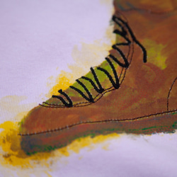 【父の日】靴紐は刺繍で。使い込んだ靴のイラストTシャツ　ユニセックスS~XXL 1枚目の画像