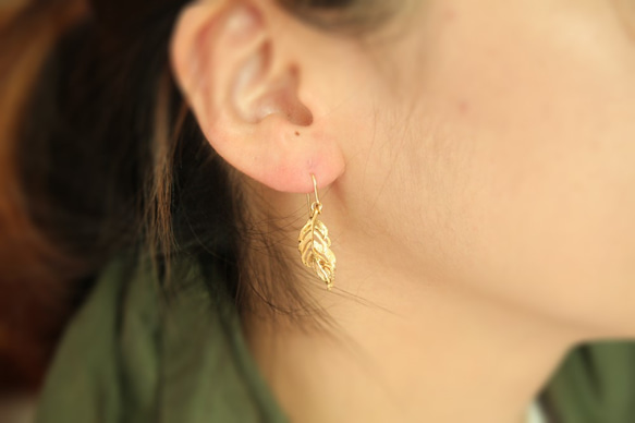 【14KGF】feather gold filled ear hook,フェザーピアス 5枚目の画像