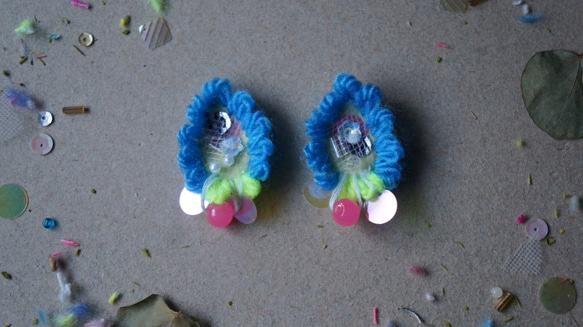 藍毛絨翅膀 網紗亮片螢光粉珠子耳夾 第1張的照片