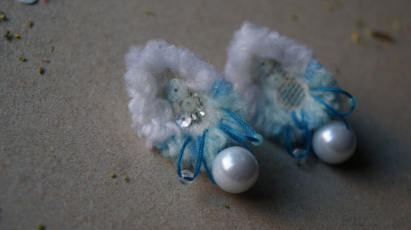 青と白の豪華な翼のメッシュ真珠の耳のクリップ 3枚目の画像