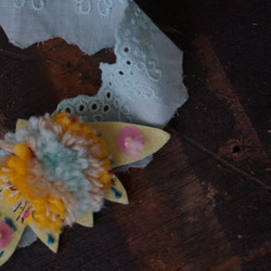 刺繡毛球黃藍蛾 布蕾絲頸鍊 第2張的照片