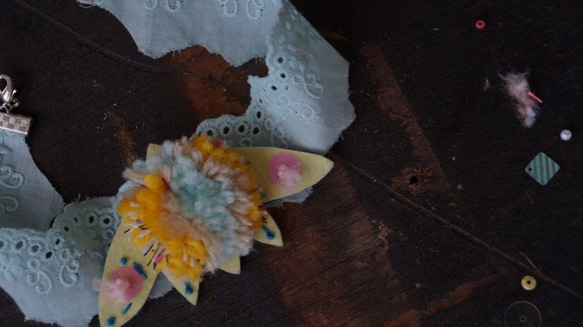 刺繡毛球黃藍蛾 布蕾絲頸鍊 第2張的照片