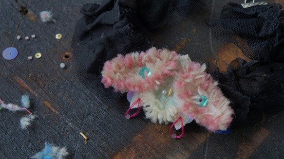 刺繡毛球粉蛾 蕾絲頸鍊 第2張的照片