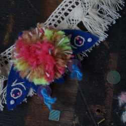 刺繍された髪の毛の青い蛾の縞模様のネックレス 2枚目の画像