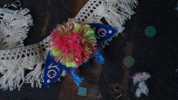 刺繍された髪の毛の青い蛾の縞模様のネックレス 2枚目の画像