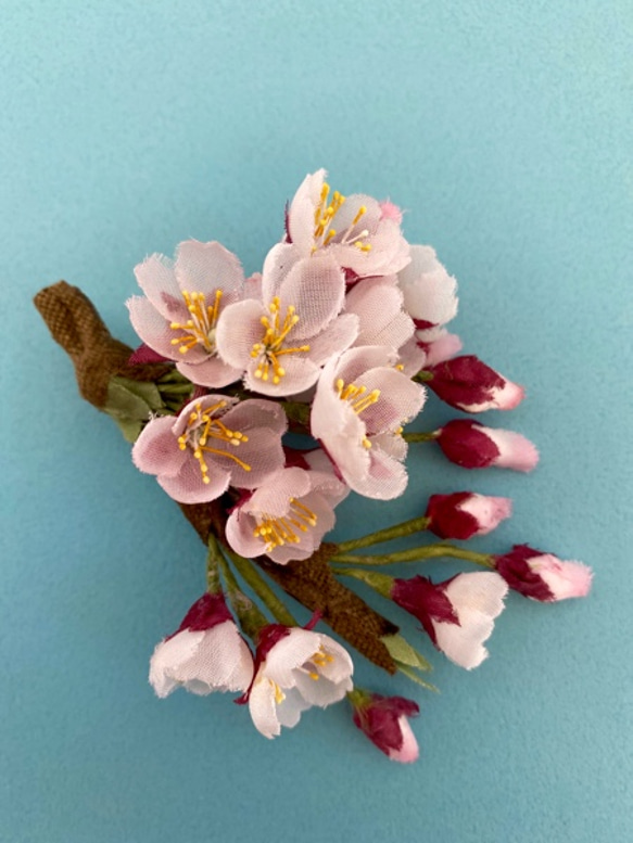 布花 枝付き桜のコサージュ 3枚目の画像