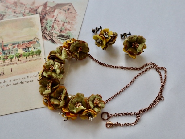 ヴィンテージリボンのブラウンネックレスとイヤリングのセット