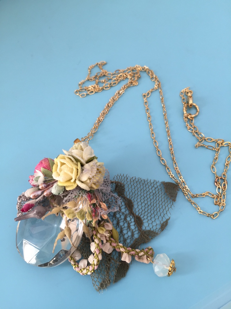 クリスタルと布花コラボペンダントA-1