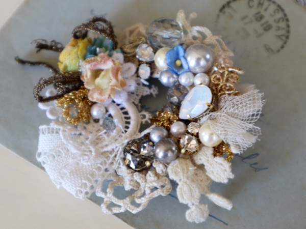 布花のクラシックふうリース型コサージュD