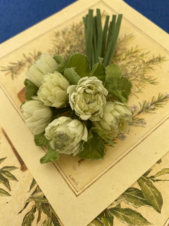 布花 シロツメクサのコサージュ 4枚目の画像