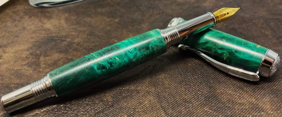 楓のコブ部分を工業用圧力鍋で緑の液体に10ヶ月ほど漬け、旋盤したペン！ 1枚目の画像