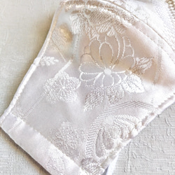 不織布×シルクの三層構造マスク　白地正絹花柄　おしゃれと実用性　美肌　立体　絹　正絹　布マスク　和柄 3枚目の画像
