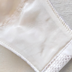 不織布×シルクの三層構造マスク　白地正絹花柄　おしゃれと実用性　美肌　立体　絹　正絹　布マスク　和柄 5枚目の画像