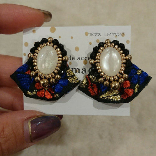 ビーズ刺繍 ひらひら りぼん ピアス イヤリング チロリアンテープ 軽い