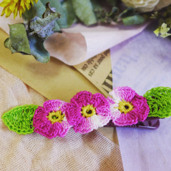 長春花髮夾 · 花季系列 · 蕾絲鉤織 · 手作髮飾 · 甜美風 · 情人節禮物 第1張的照片