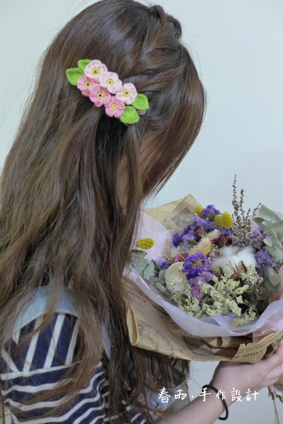 長春花髮夾 · 花季系列 · 蕾絲鉤織 · 手作髮飾 · 甜美風 · 情人節禮物 第3張的照片